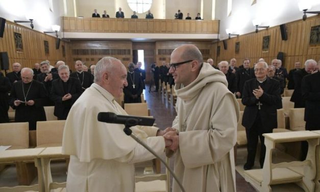 Papa Francisc, exerciții spirituale: Dumnezeu este mereu prezent în cele omenești