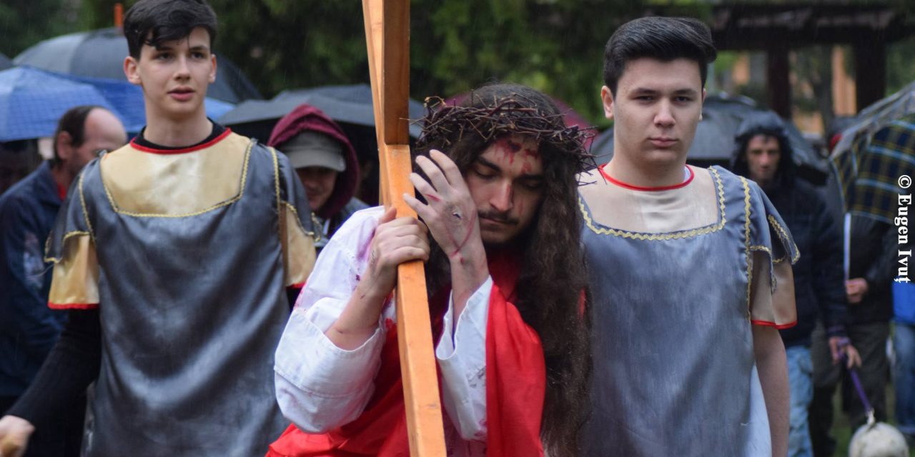 Tradiționala „Cale a Crucii” cu tinerii franciscani, la Oradea