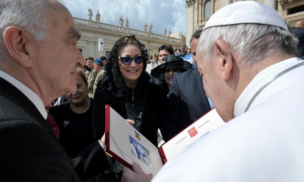 Papa Francisc a salutat delegația Romfilatelia și așteaptă cu nerăbdare să meargă în România
