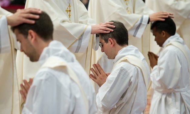 Papa Francisc le scrie preoţilor: „Mulţumesc pentru slujirea voastră!”