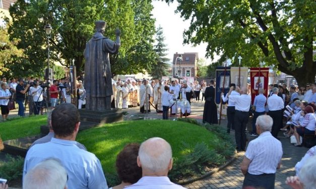 Sfințirea statuii Fericitului Arhiereu Iuliu Hossu la Târgu Mureș