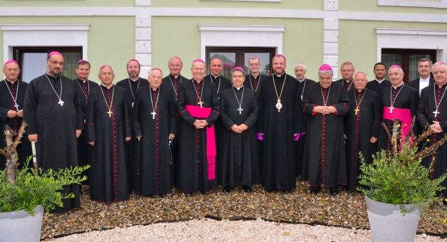 Episcopii catolici din România duc mai departe îndemnul Papei Francisc: Să mergem împreună!