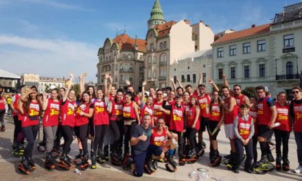 Record mondial, în Piaţa Unirii din Oradea: Aproape 1700 de participanţi la cea mai mare oră de kangoo jumps