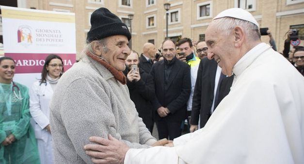 Un dispensar în Piața San Pietro, printre inițiativele Zilei Mondiale a Săracilor