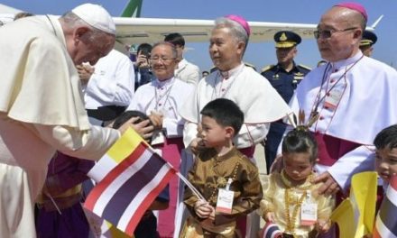 Papa Francisc a ajuns în Thailanda