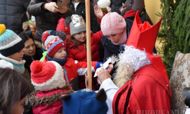 Produse handmade, cadouri de la Moş Nicolae şi bucurie, la Târgul Caritabil de Advent, oganizat de Episcopia Romano-Catolică de Oradea