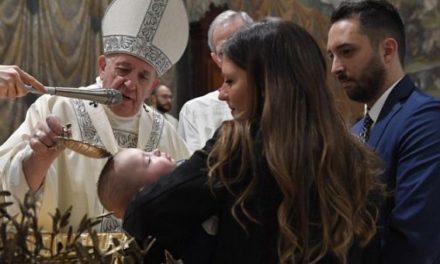 Papa Francisc: La Botez le dăm copiilor o comoară