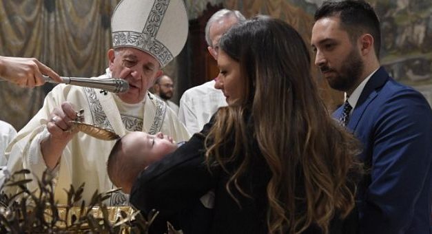 Papa Francisc: La Botez le dăm copiilor o comoară