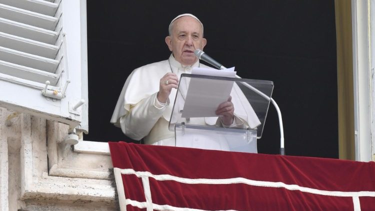 Papa la Angelus: Îndepărtarea de Dumnezeu ne face vulnerabili în faţa ispitirilor