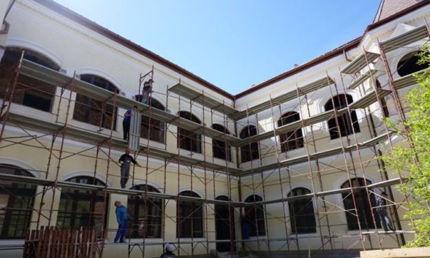 SE LUCREAZĂ LA REABILITAREA FAȚADELOR INTERIOARE ALE PALATULUI EPISCOPAL GRECO-CATOLIC