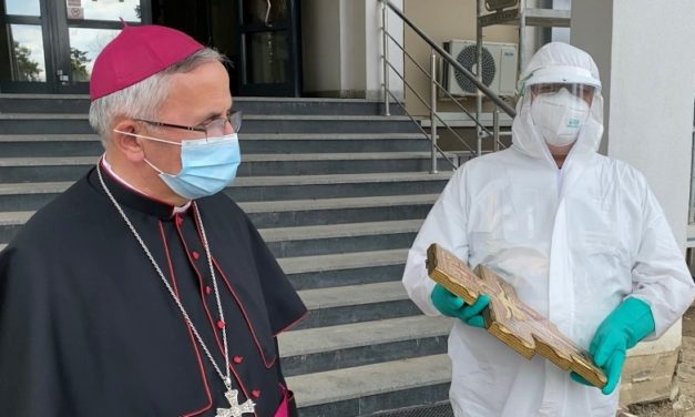 Binecuvântarea și donațiile Sfântului Părinte au ajuns la Spitalul Județean de Urgență Suceava