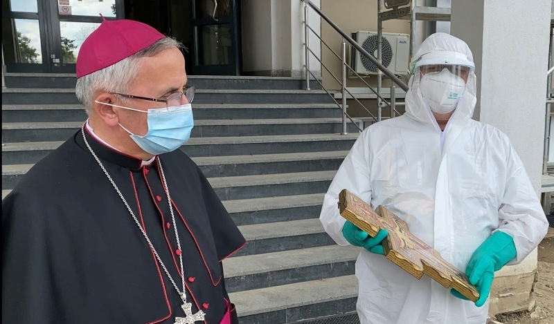 Binecuvântarea și donațiile Sfântului Părinte au ajuns la Spitalul Județean de Urgență Suceava