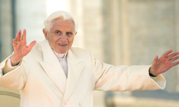 Benedict XVI împlinește 93 de ani și se roagă pentru bolnavii de Covid-19