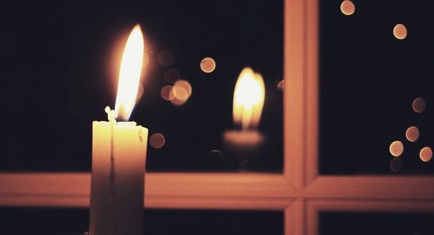 Inițiativa Episcopilor europeni: Aprindeți o lumânare la fereastră în ajunul Paștelui