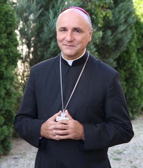 Preasfințitul Episcop Virgil Bercea: „Mama punea o cruce pe radio și eram parcă în Biserică!”