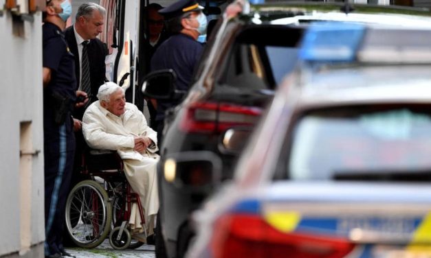 Papa Emerit se întoarce astăzi în Vatican