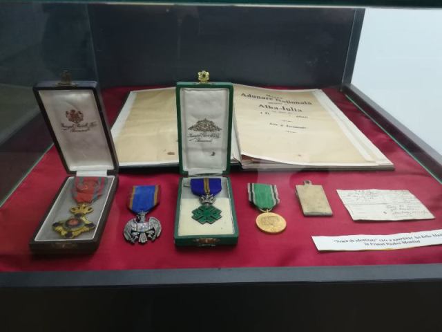 O parte din medaliile primite de Iuliu Maniu, la Casa Memorială din Bădăcin