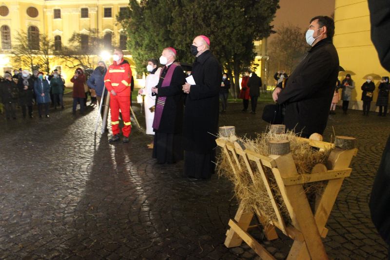 Un medic de ambulanță a aprins prima lumânare pe coroana de Advent