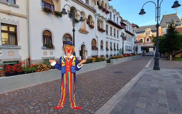 Voluntarii clovni în curtea Episcopiei