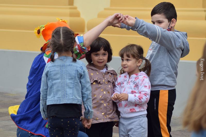 A patra duminică cu zâmbete de copii în curtea Episcopiei