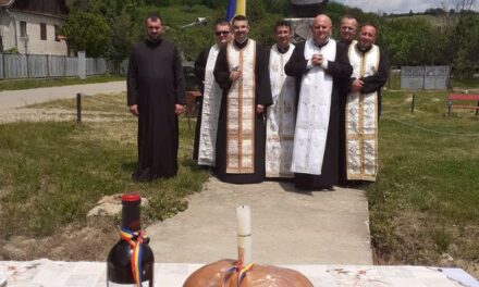 Părintele Vicar cu preoții prezent în Parohia Poiana