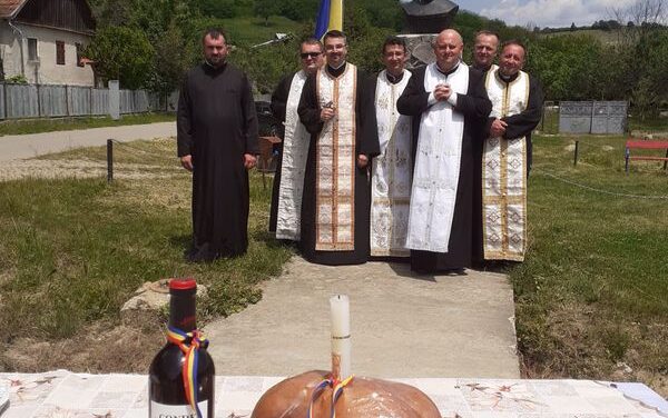 Părintele Vicar cu preoții prezent în Parohia Poiana