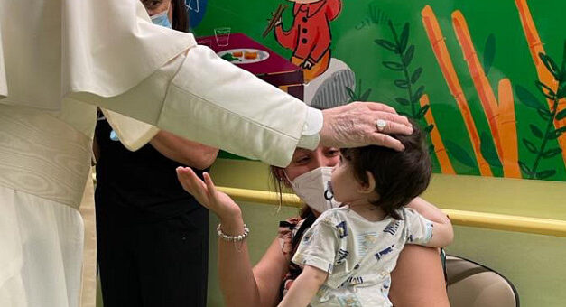 Papa Francisc a vizitat copiii din secția de oncologie a spitalului Gemelli