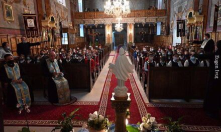 Peste 1000 de copii s-au rugat Rozarul în Oradea