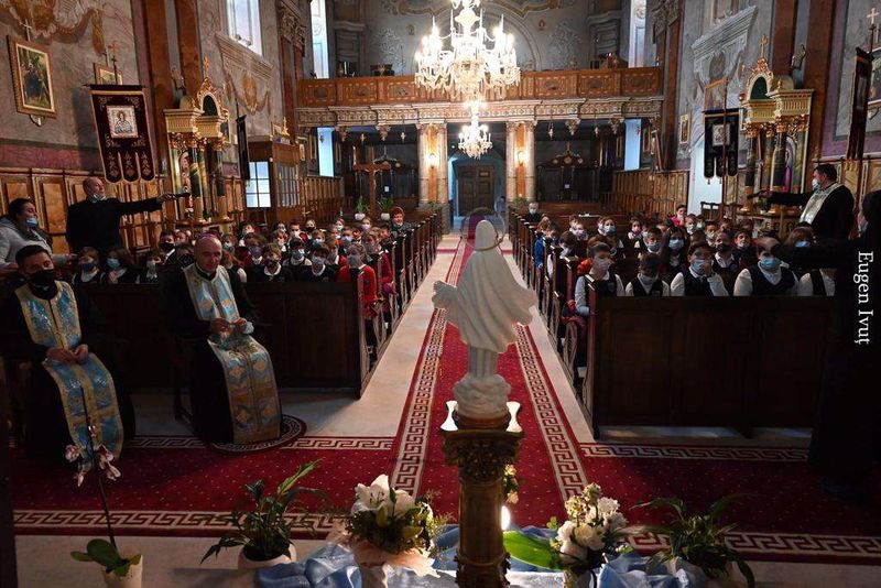 Peste 1000 de copii s-au rugat Rozarul în Oradea