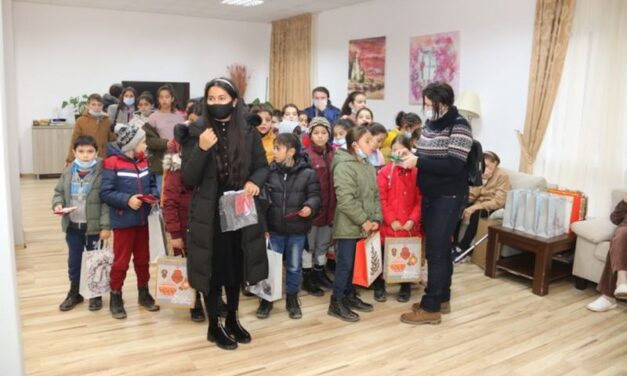 Copiii de la Ioaniș, în vizită la „bunicii” de la Casa Frențiu și la PS Virgil – Schimb de cadouri între generații