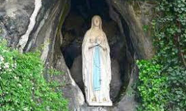 OARE DE CE FECIOARA  A APĂRUT TOCMAI LA LOURDES?