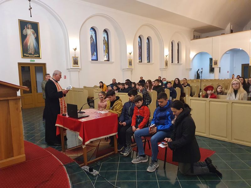 BIROUL PASTORAL ORADEA INVITĂ TINERII LA RUGĂCIUNEA „CALEA CRUCII”. TINERII DIN PROTOPOPIATELE DE CAREI ŞI DE ŞIMLEU AU FOST PROTAGONIŞTI