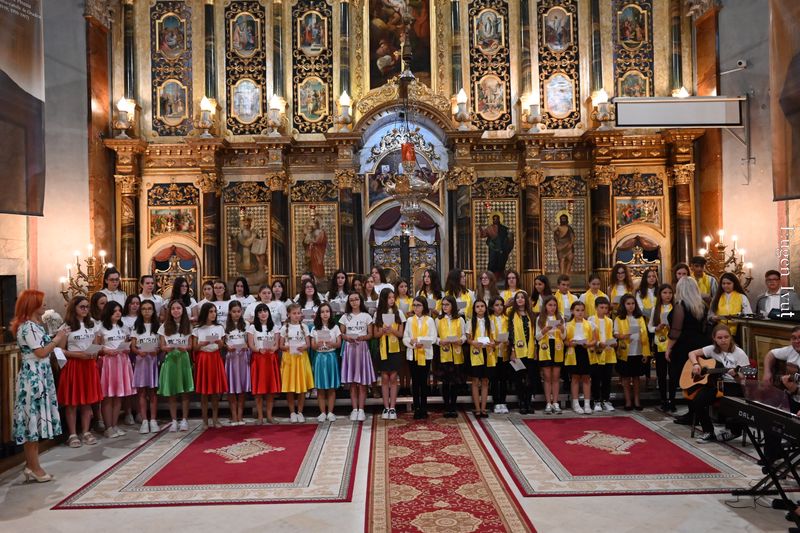 Cânt de copii în Catedrala „Sf. Nicolae” din Oradea