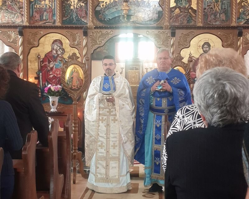 Părintele Vicar cu preoții prezent în Parohia Șuncuiș