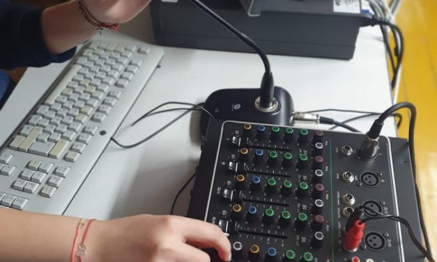 GrecoFM: Un liceu din Oradea și-a făcut un radio intern, iar în pauze elevii aud muzică, interviuri sau anunțuri 