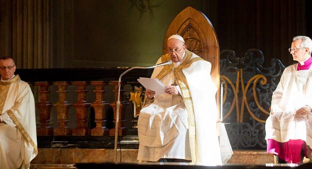 Papa Francisc: Prin paradoxul crucii, Isus a îmbrățișat moartea noastră