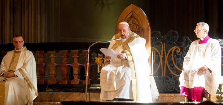 Papa Francisc: Prin paradoxul crucii, Isus a îmbrățișat moartea noastră