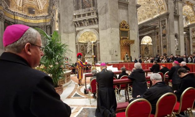     Episcopii orădeni s-au rugat la catafalcul Papei Benedict al-XVI-lea