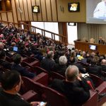 Papa Francisc cu participanții la simpozionul ”Păstorii și credincioșii laici, chemați să meargă împreună” (Vatican Media)