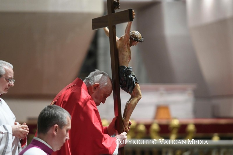 Moartea Domnului ne arată cât de prețioși suntem în ochii lui: papa Francisc, în Vinerea Sfântă