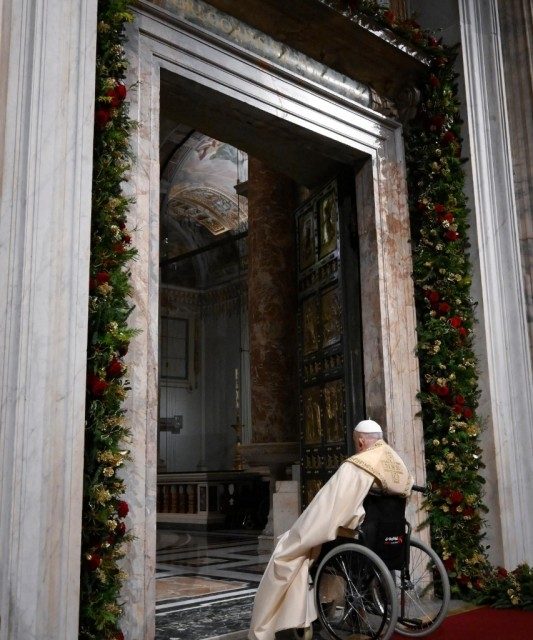 Papa Francisc a deschis larg către lume Poarta speranței și Jubileul 2025