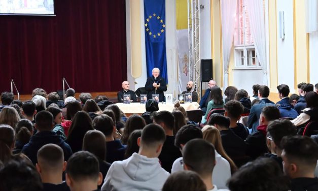 Proiecția filmului „Cardinalul” și lansarea cărții „Mărturii asupra unui veac zbuciumat” la Oradea