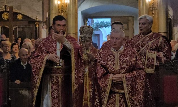 „Prin Cruce, la Cristos”: sărbătoarea Înălțării Sfintei Cruci în Catedrala „Sf. Nicolae” din Oradea
