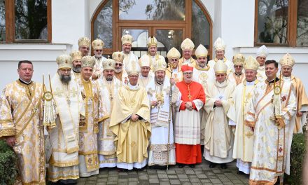 Preasfinția Sa Virgil Bercea la ceremonia solemnă de întronizare a Preafericirii Sale Claudiu-Lucian Pop în Catedrala „Sfânta Treime” din Blaj