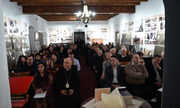Memorie, credință și demnitate la Bădăcin: vernisajul expoziției „Fericiții Episcopi Martiri Greco-Catolici Români” și lansarea volumului „Dialoguri esențiale din exil”, la 73 de ani de la moartea lui Iuliu Maniu