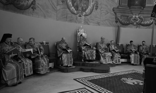 Slujba Vecerniei unită cu Sfânta Liturghie a Sfântului Vasile cel Mare, celebrată în Catedrala „Sfântul Nicolae” din Oradea, în Sfânta și Marea Sâmbătă