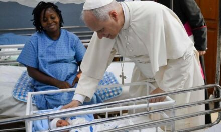 Papa Leon a adus alinare bolnavilor din Douala, într-o vizită la spitalul „Saint Paul”