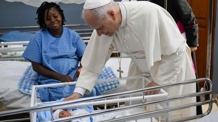 Papa Leon a adus alinare bolnavilor din Douala, într-o vizită la spitalul „Saint Paul”