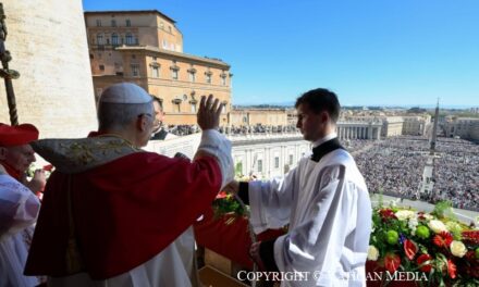 Mesajul „Urbi et Orbi” al Sfântului Părinte Leon al XIV-lea: „Cristos a înviat! Aceasta este forța care aduce pacea lumii”