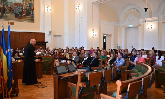 Prelegerea „Echilibrul care construieste comunitatea Oradiei” în sala mare a Primăriei Oradea